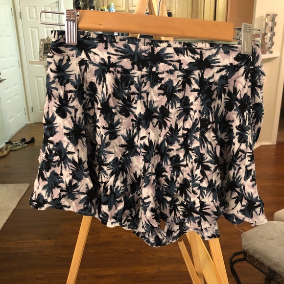 Lush Pants - Floral high waisted shorts Lush Pants - Floral high waisted shorts